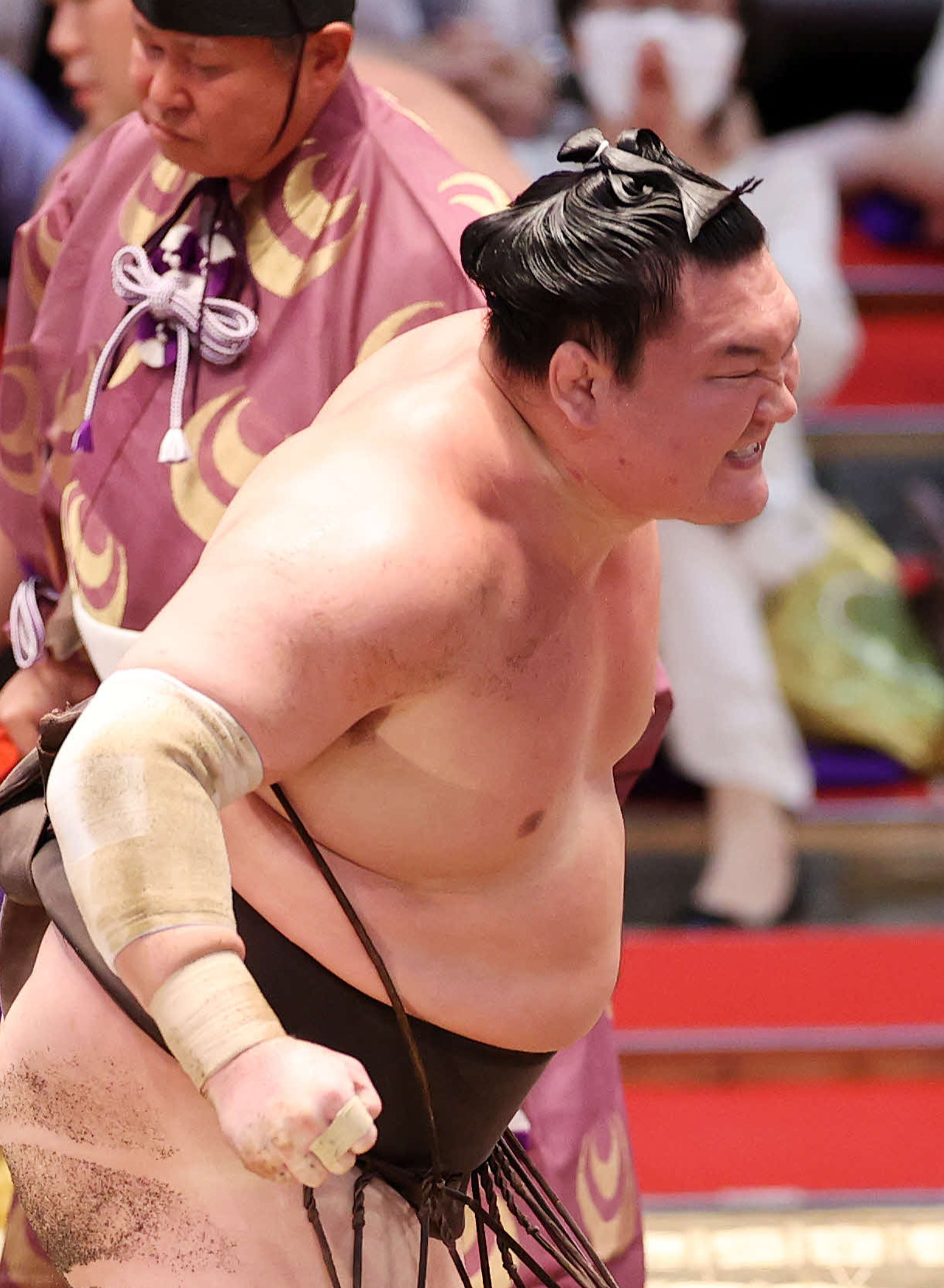 明生を掛け投げで破った白鵬（撮影・鈴木正人）
