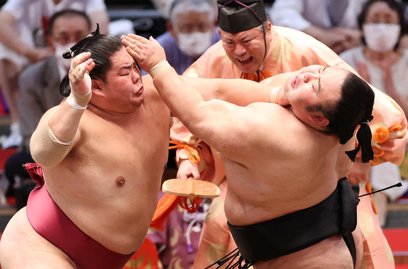 大栄翔（左）の攻めを耐える貴景勝（撮影・鈴木正人）