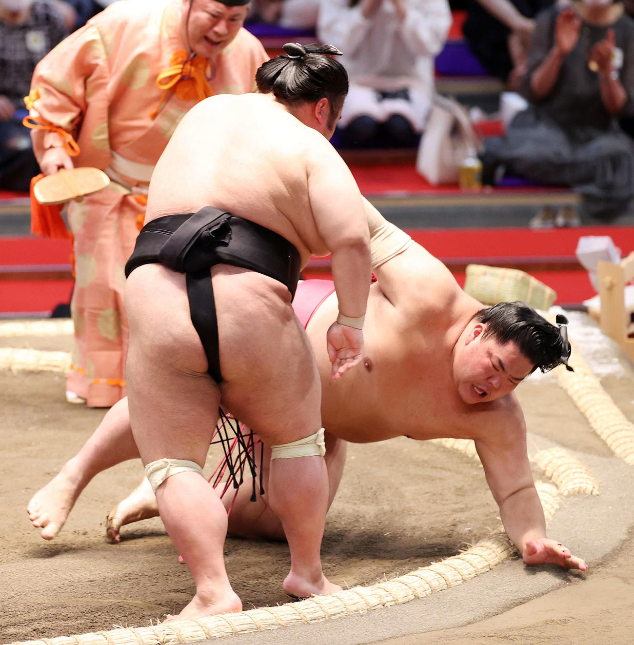 大栄翔（右）をすくい投げで破る貴景勝（撮影・鈴木正人）