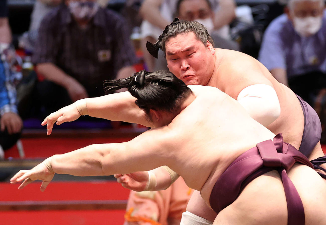 遠藤（手前）を攻める照ノ富士（撮影・鈴木正人）