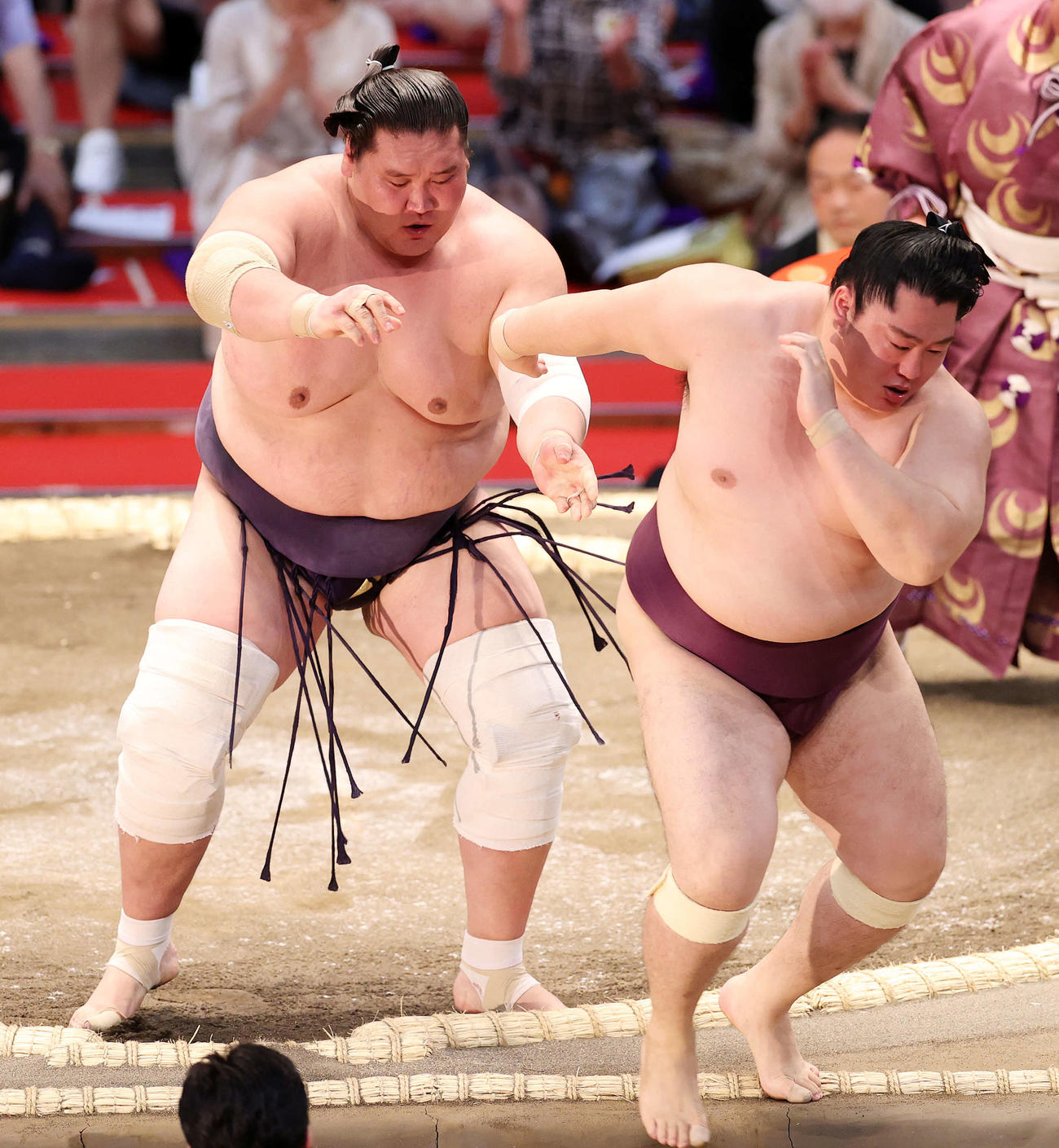 遠藤（右）を寄り切りで破る照ノ富士（撮影・鈴木正人）