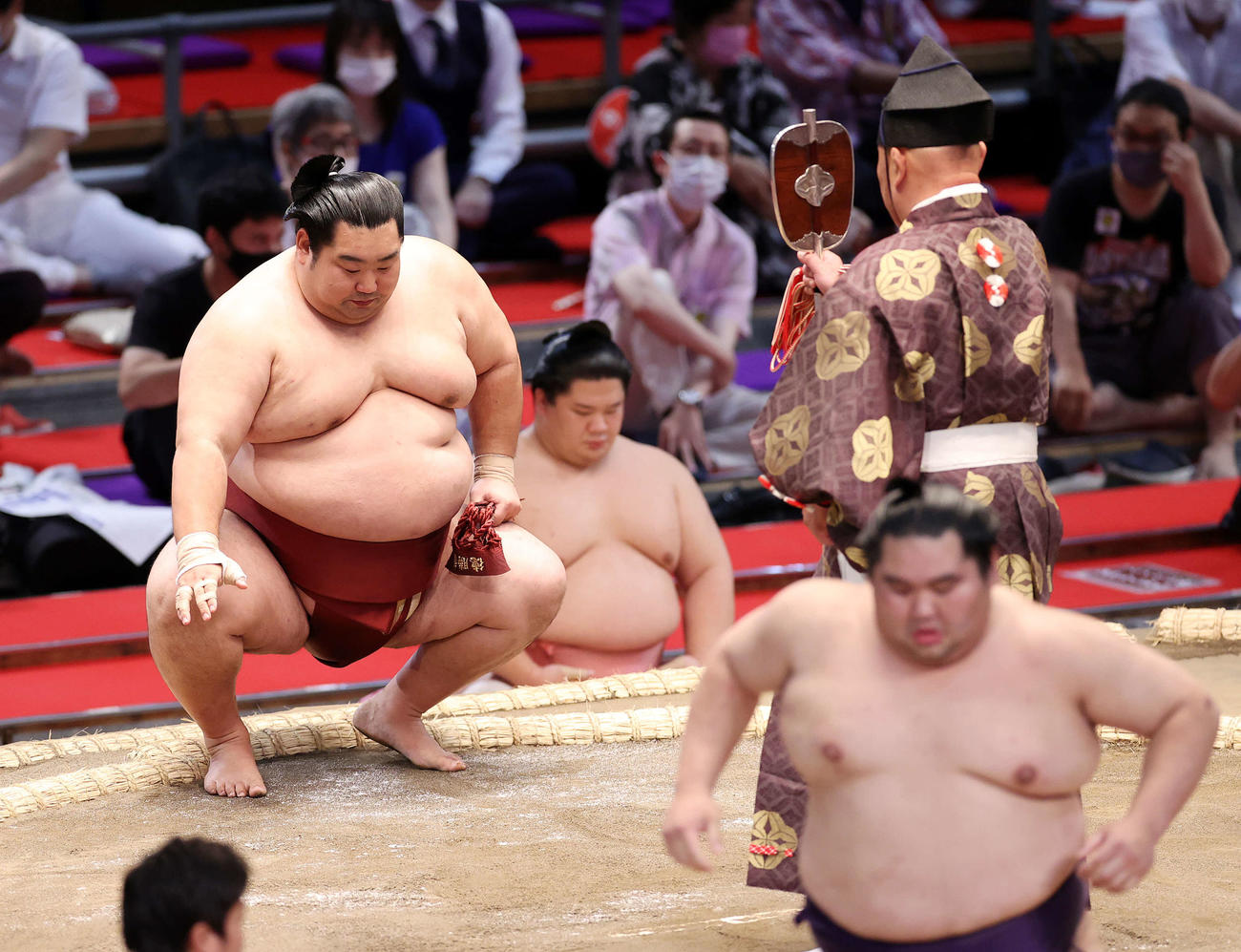 大奄美（右）を寄り切りで破り勝ち名乗りを受ける徳勝龍（撮影・鈴木正人）