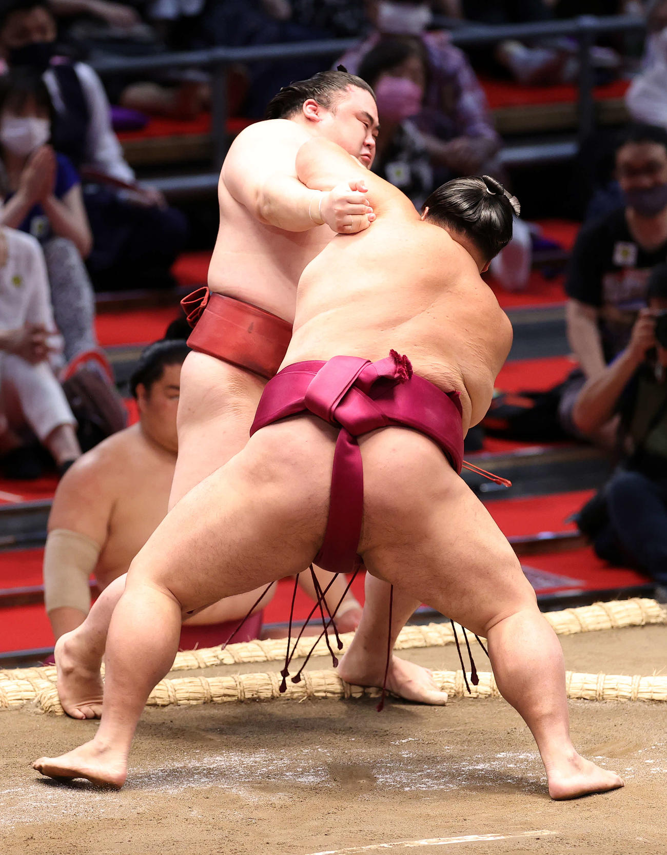 隆の勝（後方）を押し出しで破る御嶽海（撮影・鈴木正人）