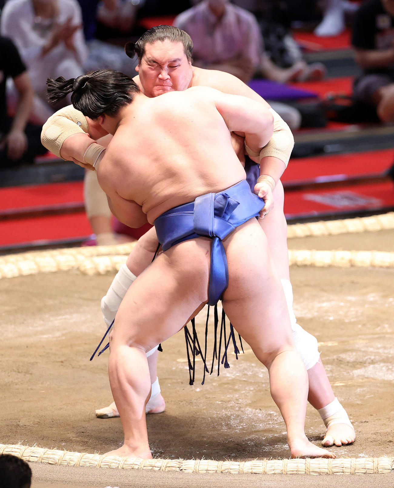 若隆景（手前）を寄り切りで破る照ノ富士（撮影・鈴木正人）