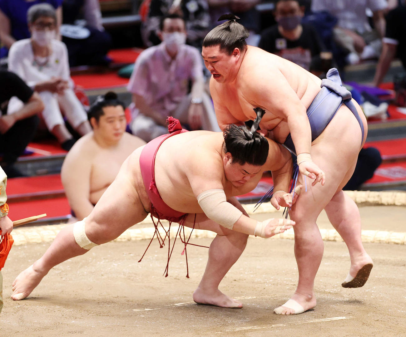 大栄翔（左）を突き落としで破る正代（撮影・鈴木正人）