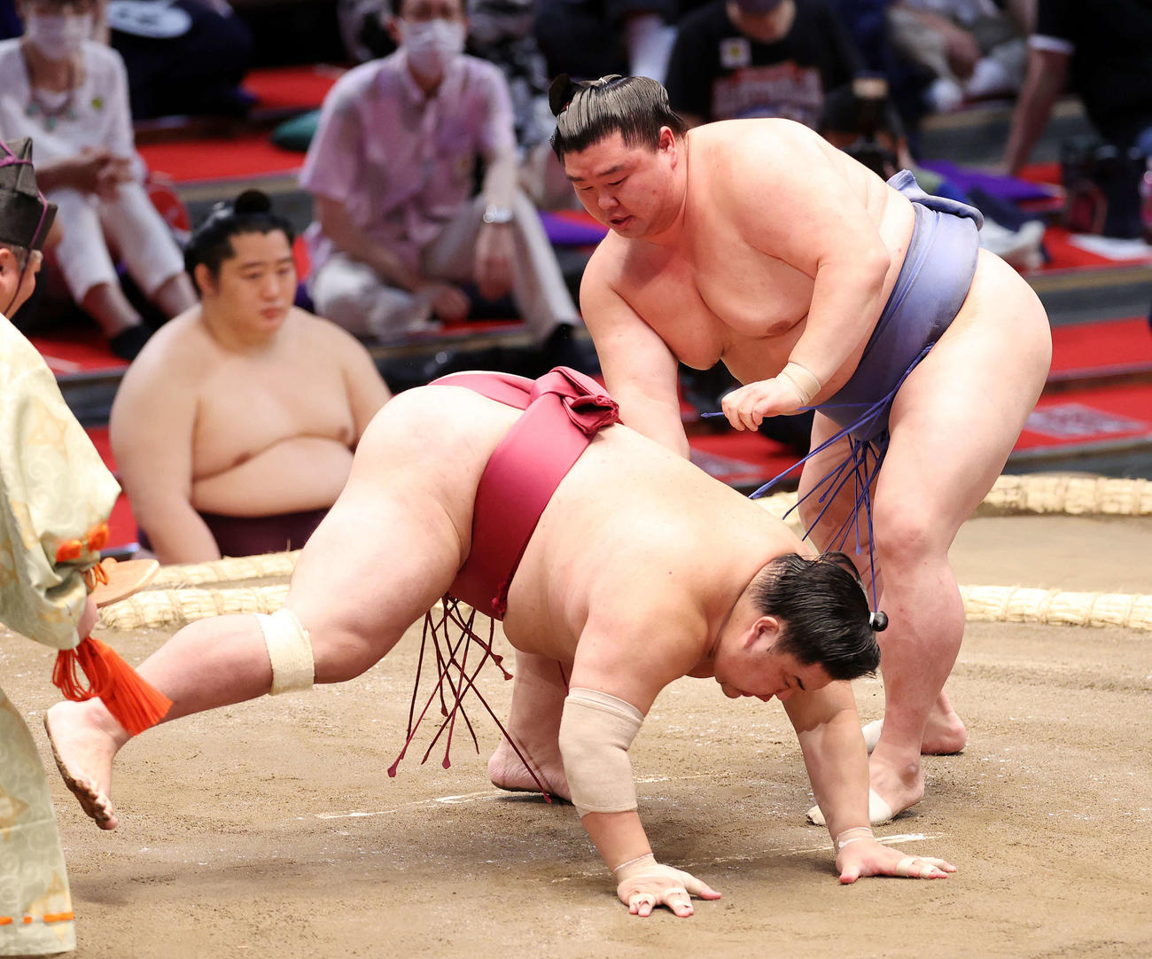 大栄翔（左）を突き落としで破る正代（撮影・鈴木正人）