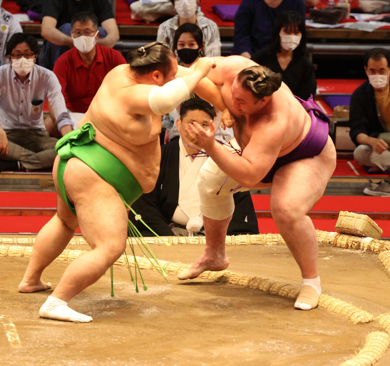 千代丸（左）が栃ノ心を押し出す（撮影・渦原淳）