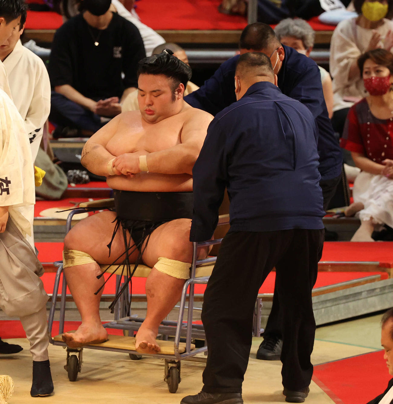 逸ノ城戦で痛め退場する貴景勝（撮影・渦原淳）