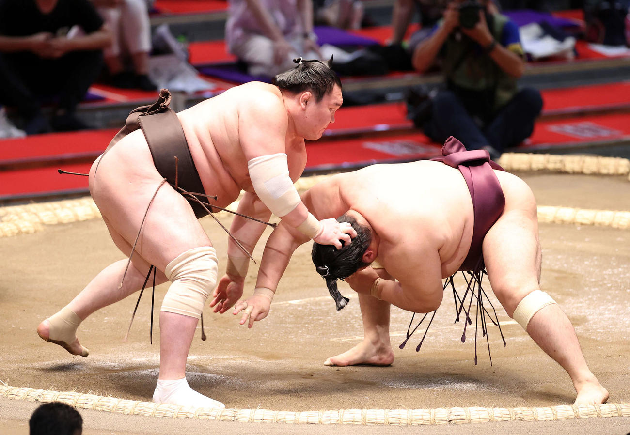 遠藤（右）を攻める白鵬（撮影・鈴木正人）