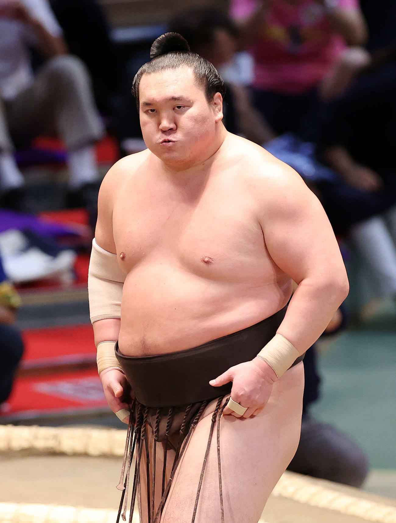 遠藤を上手出し投げで破った白鵬（撮影・鈴木正人）