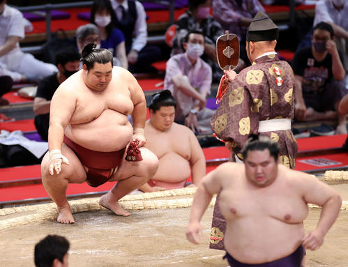 大奄美(右)を寄り切りで破り勝ち名乗りを受ける徳勝龍(撮影・鈴木正人)