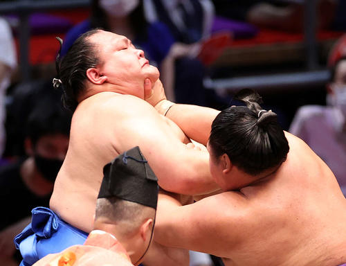 明生(右)の攻めを耐える北勝富士(撮影・鈴木正人)