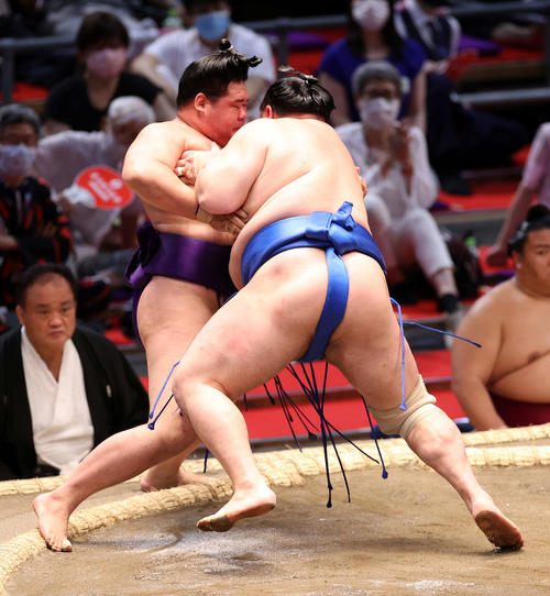 明生(左)を寄り切りで破る北勝富士(撮影・鈴木正人)