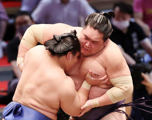 若隆景(左)の攻めを耐える照ノ富士(撮影・鈴木正人)