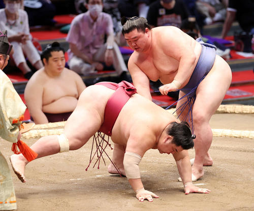 大栄翔(左)を突き落としで破る正代(撮影・鈴木正人)