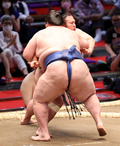 逸ノ城(手前)に寄り切りで敗れる貴景勝(撮影・鈴木正人)