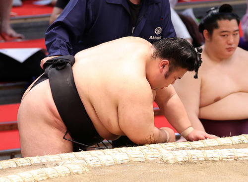 逸ノ城に寄り切りで敗れしばらく動けない貴景勝(撮影・鈴木正人)