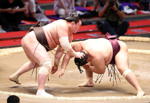 遠藤(右)を攻める白鵬(撮影・鈴木正人)