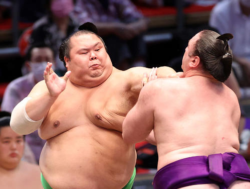 栃ノ心(右)を攻める千代丸(撮影・鈴木正人)