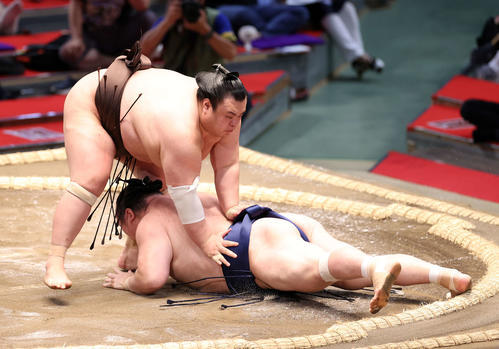 宝富士(右)を引き落としで破る英乃海(撮影・鈴木正人)