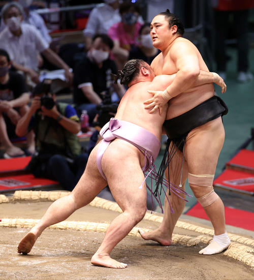 隠岐の海(右)を寄り切りで破る琴恵光(撮影・鈴木正人)