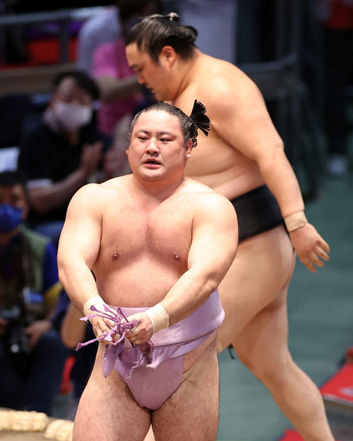 隠岐の海(後方)を寄り切りで破った琴恵光(撮影・鈴木正人)