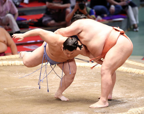 翔猿(左)をはたき込みで破る千代大龍(撮影・鈴木正人)