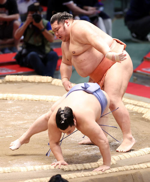 翔猿(手前)をはたき込みで破る千代大龍(撮影・鈴木正人)