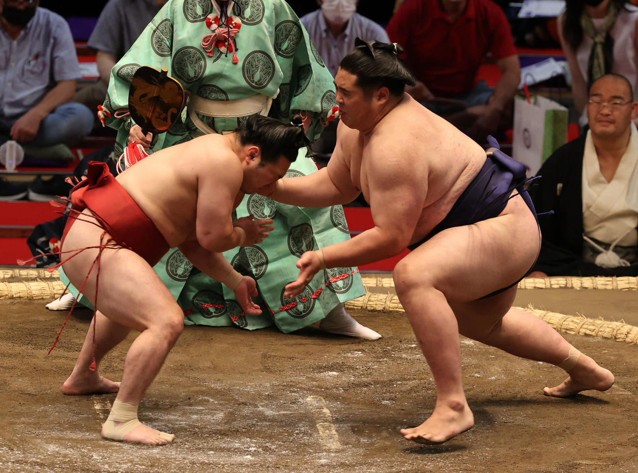 貴源治に攻められる炎鵬（左）（撮影・渦原淳）