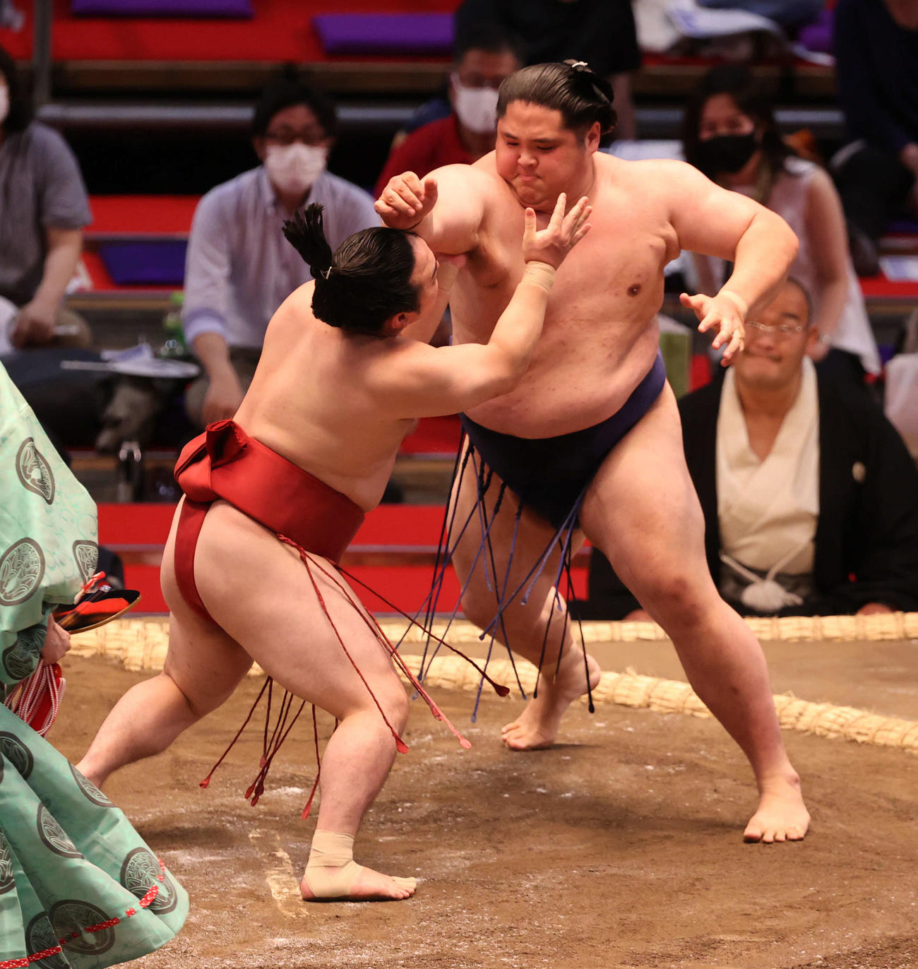 貴源治に攻められる炎鵬（左）（撮影・渦原淳）