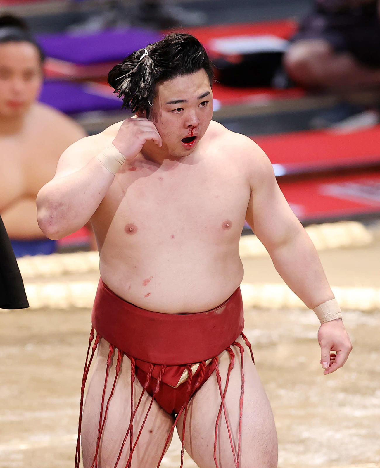 流血し耳を気にする炎鵬（撮影・鈴木正人）
