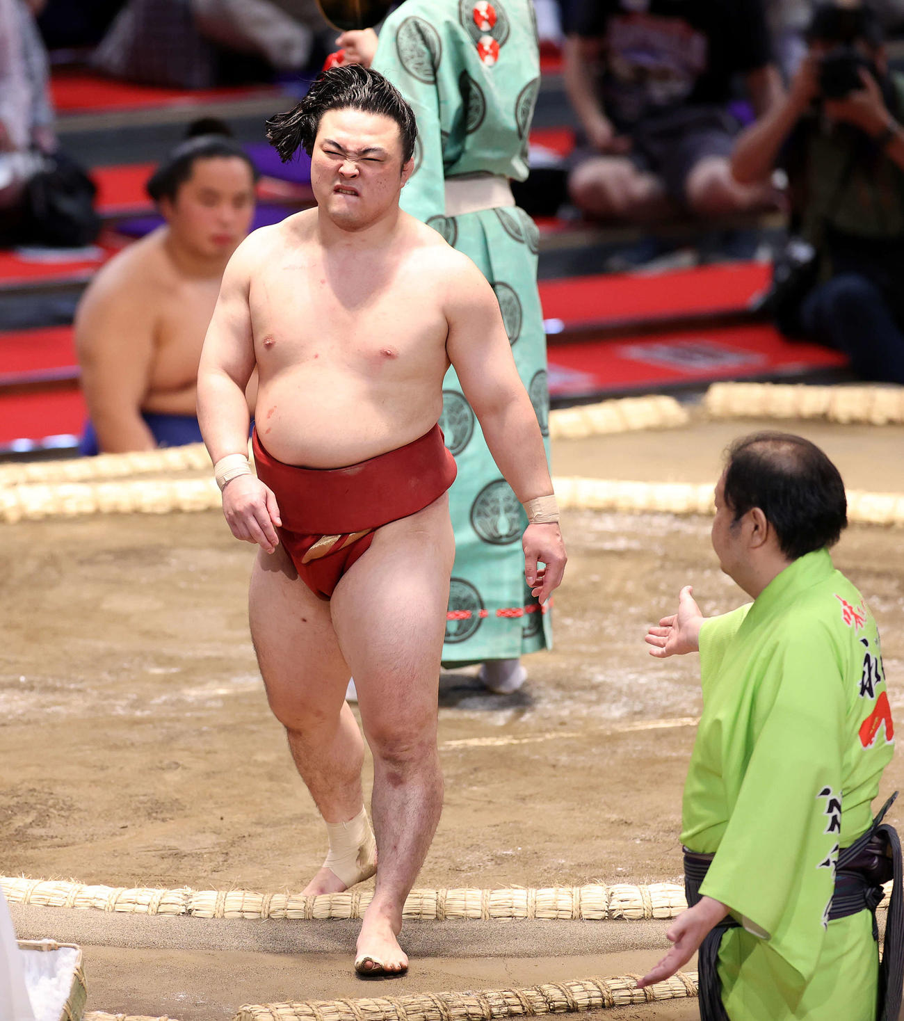 脳しんとうの為、取り直しの一番が出来ず悔しそうな表情で土俵を引き揚げる炎鵬（撮影・鈴木正人）