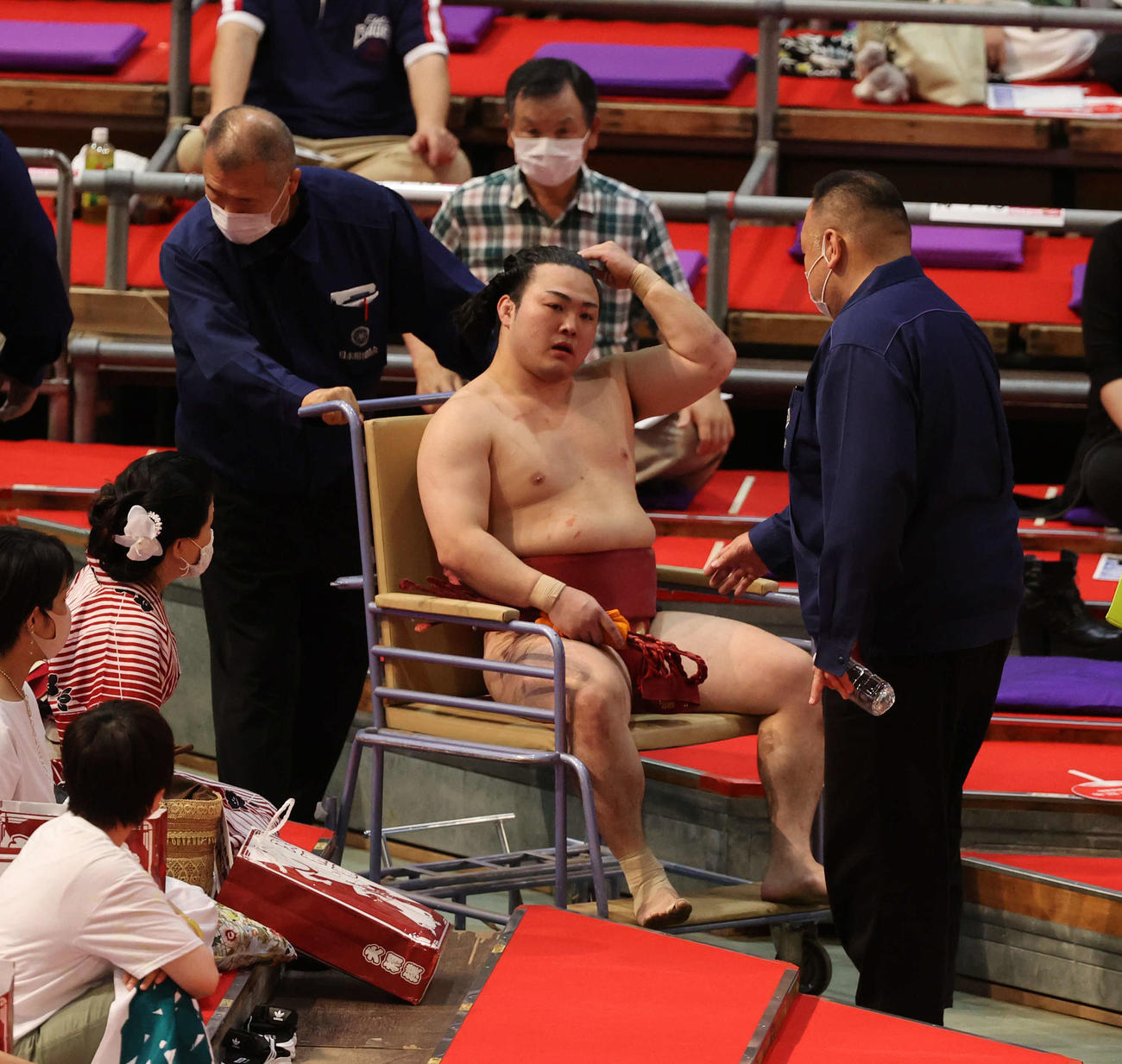 貴源治に敗れた炎鵬（撮影・渦原淳）