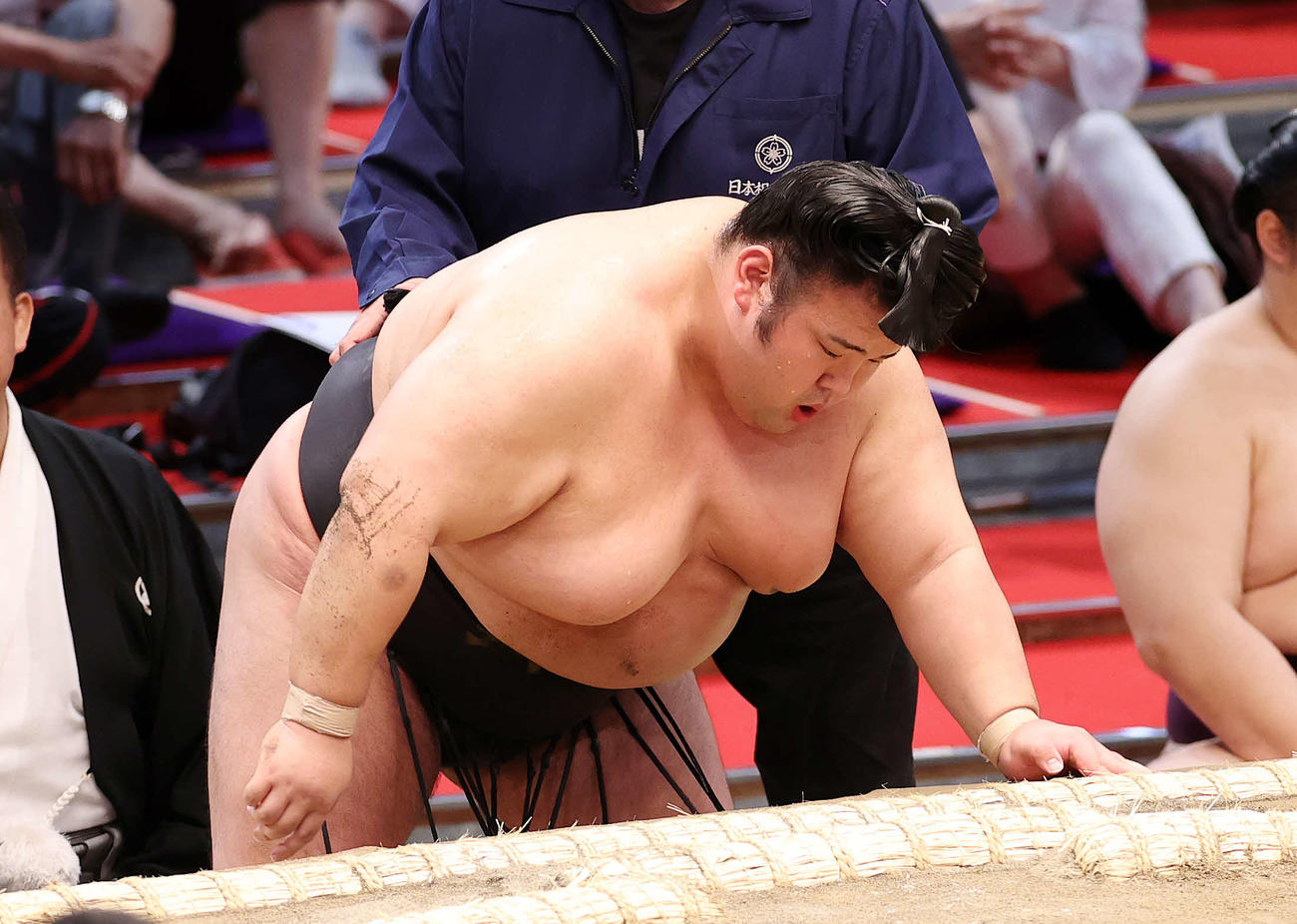 逸ノ城に寄り切りで敗れしばらく動けない貴景勝（撮影・鈴木正人）