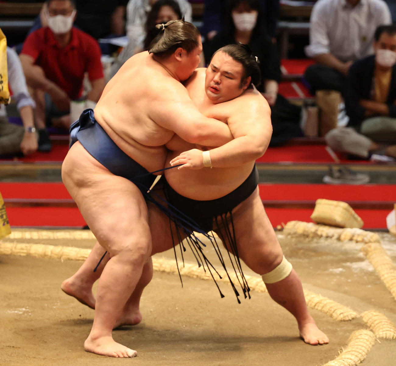 貴景勝（右）を寄り切る逸ノ城（撮影・渦原淳）
