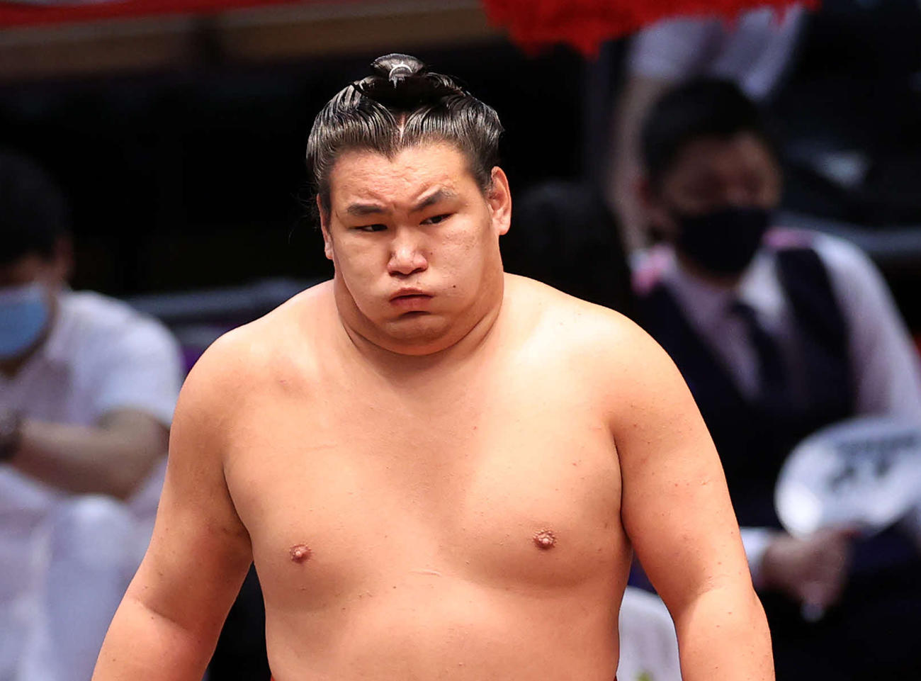 懸賞金を手に土俵を引き揚げる豊昇龍（撮影・鈴木正人）