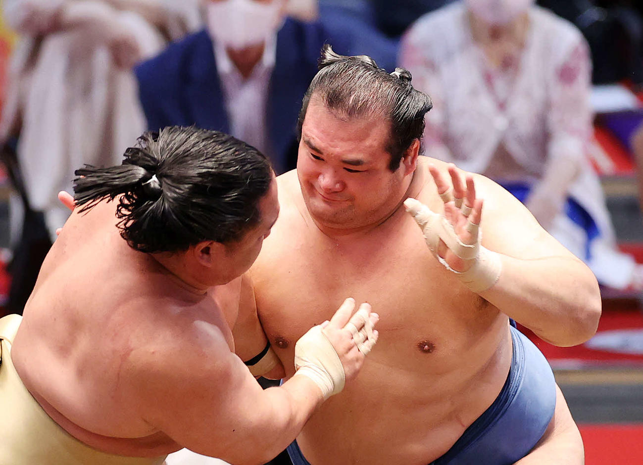 石浦（左）を激しく攻める千代の国（撮影・鈴木正人）