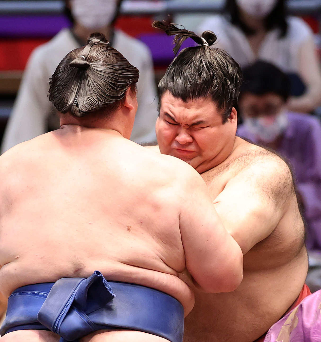 逸ノ城（左）を攻める高安（撮影・鈴木正人）
