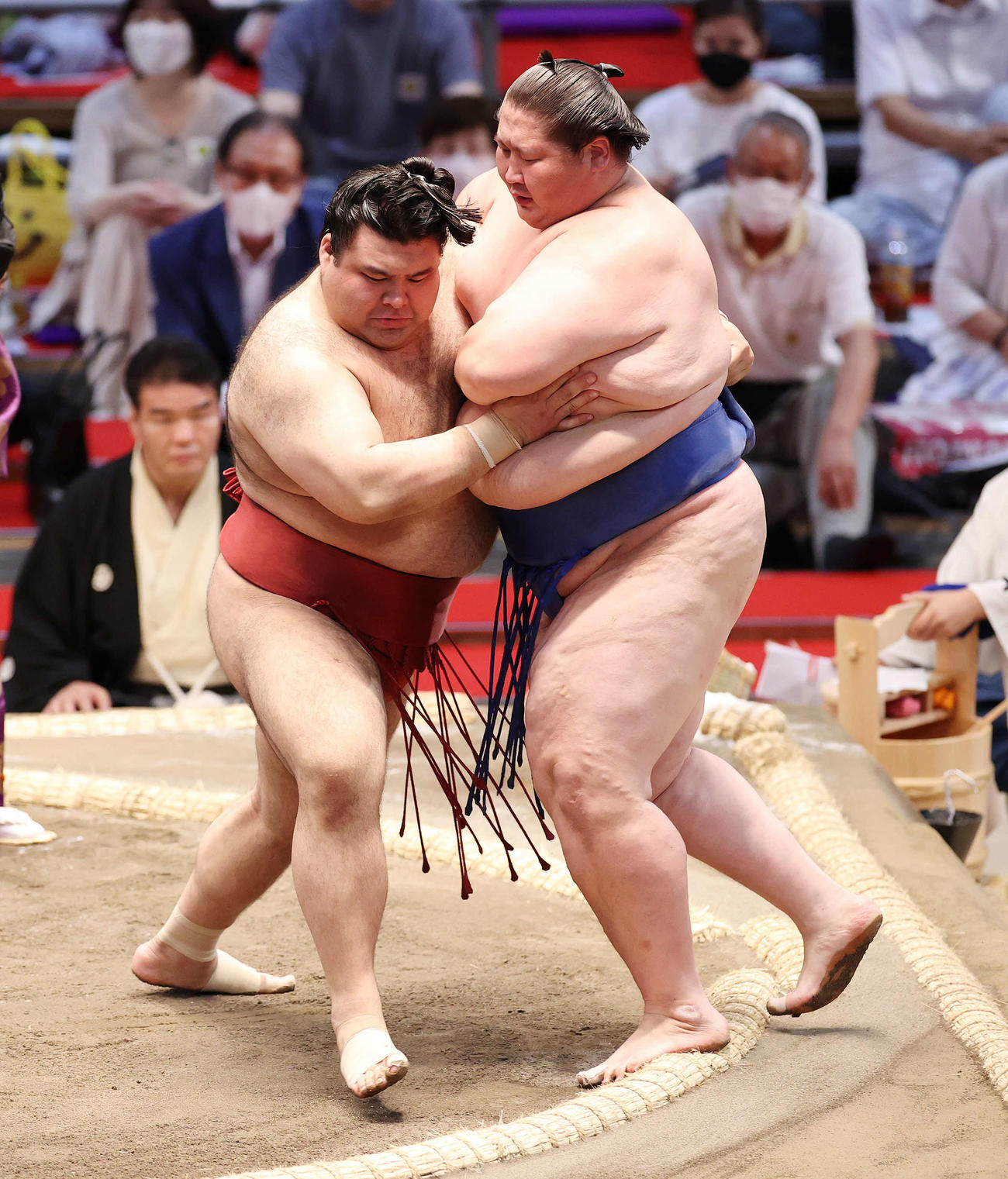逸ノ城（右）を寄り切りで破る高安（撮影・鈴木正人）