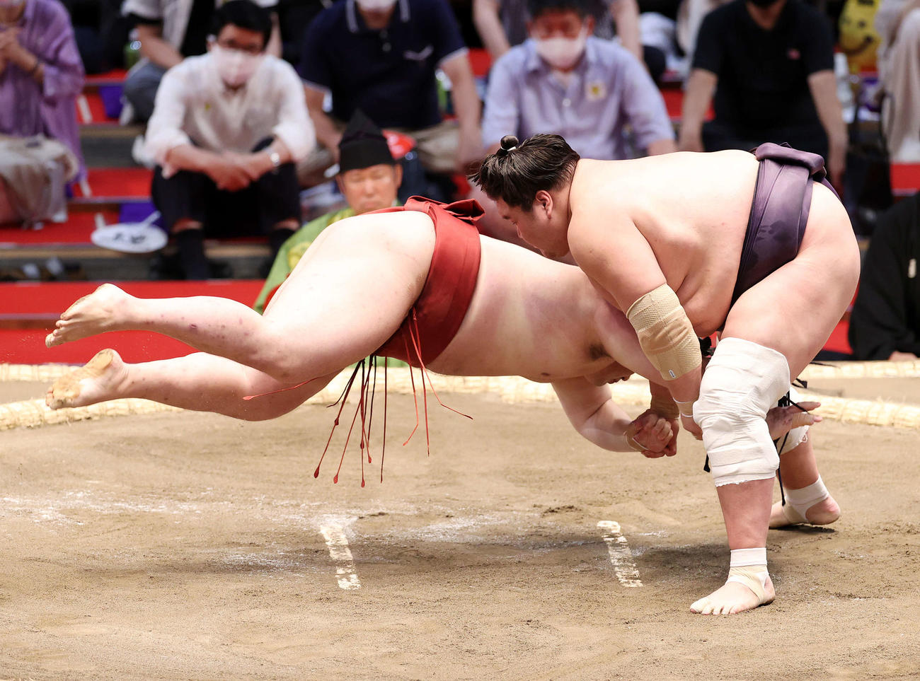 隆の勝（左）を腕ひねりで破る照ノ富士（撮影・鈴木正人）
