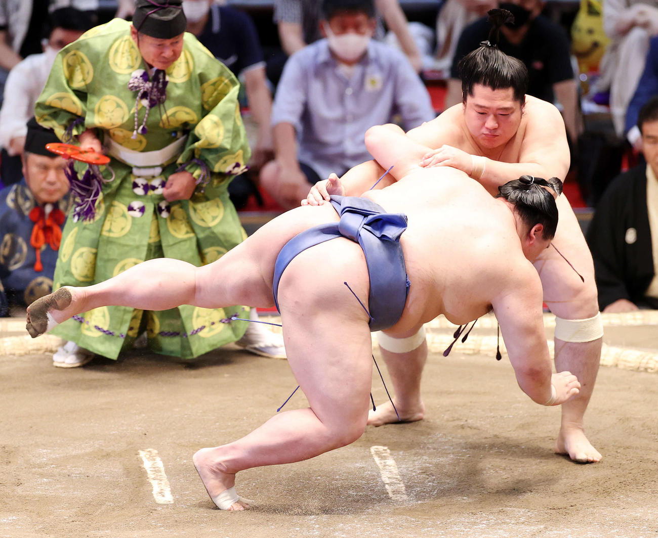 正代（手前）を引き落としで破る遠藤（撮影・鈴木正人）