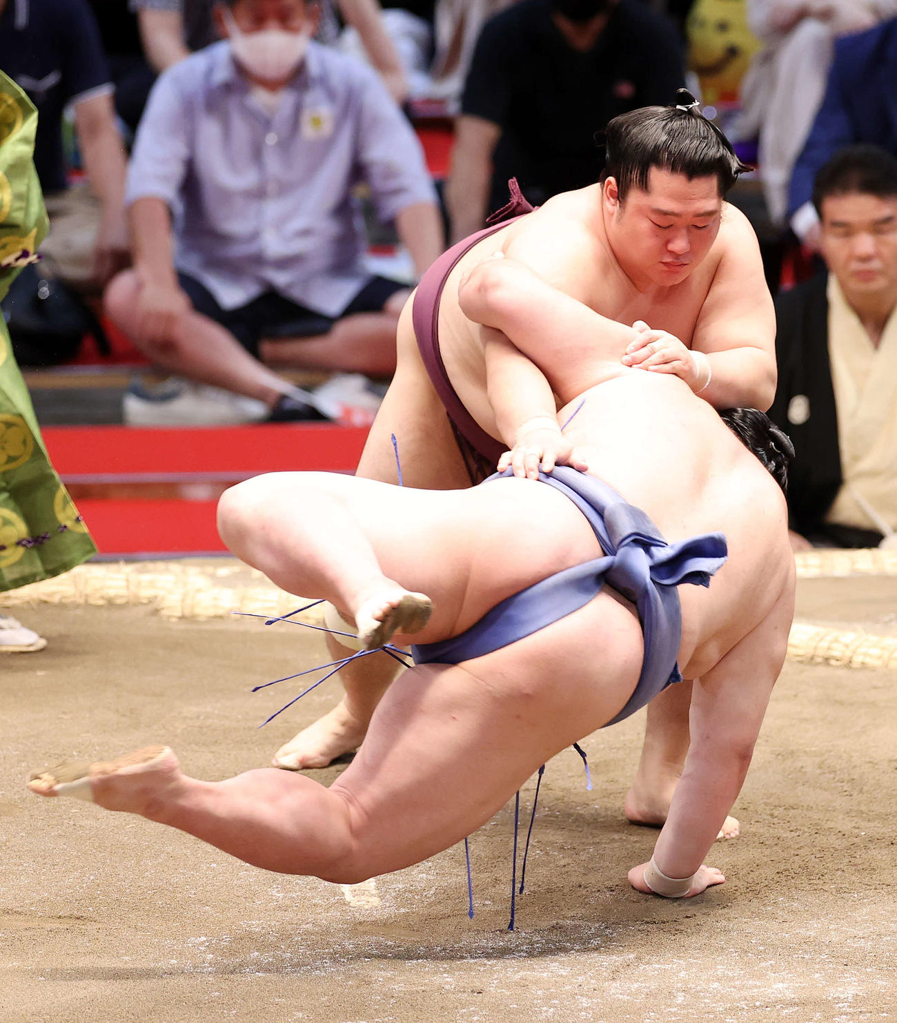 正代（手前）を引き落としで破る遠藤（撮影・鈴木正人）