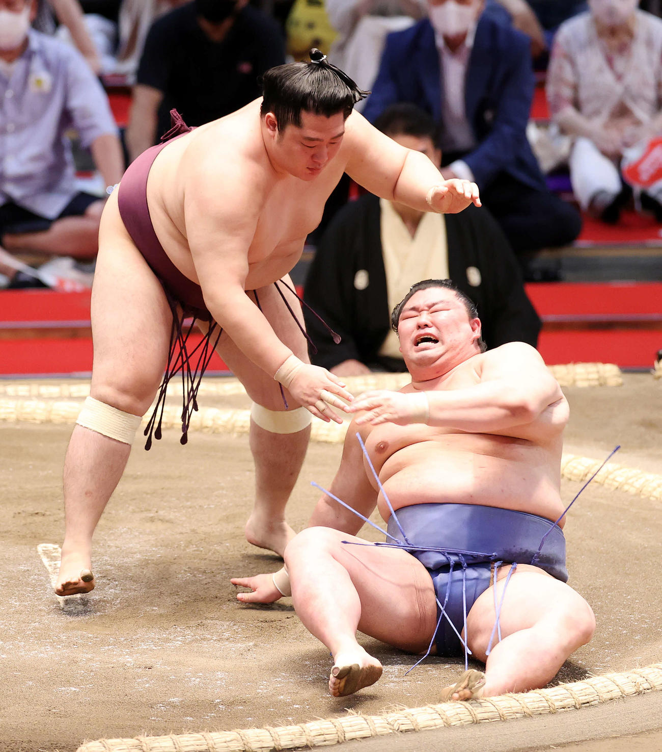 正代（下）を引き落としで破る遠藤（撮影・鈴木正人）