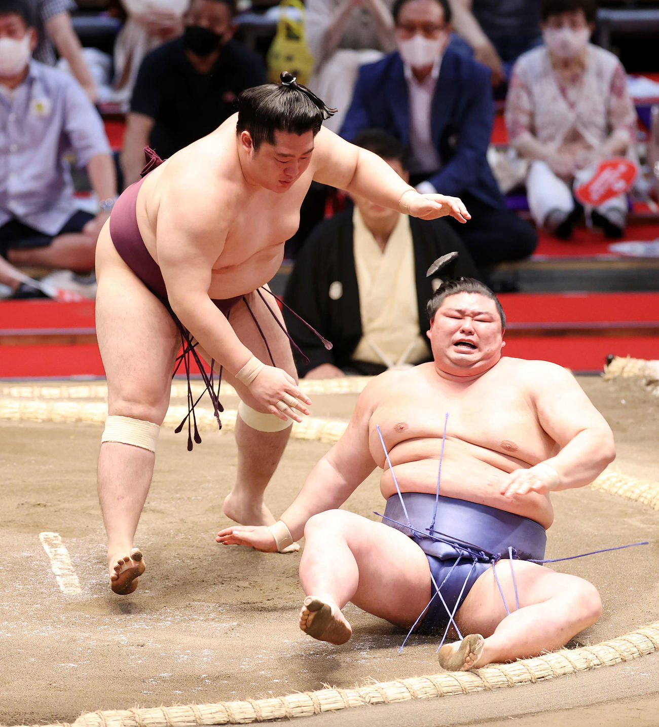 正代（下）を引き落としで破る遠藤（撮影・鈴木正人）
