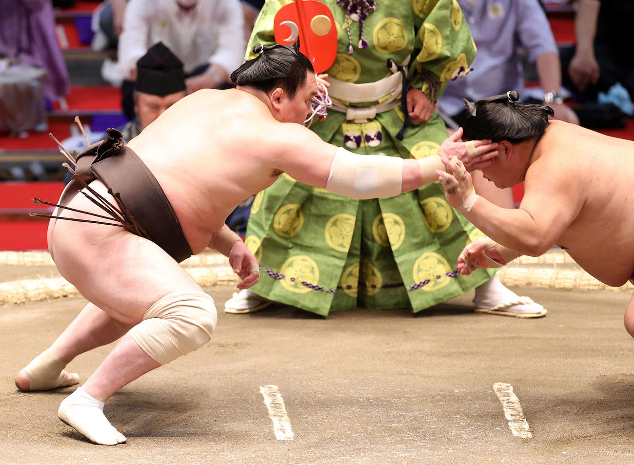 大栄翔（右）に鋭い立ち合いで攻める白鵬（撮影・鈴木正人）