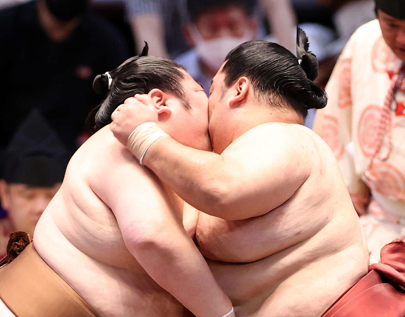 徳勝龍（右）と攻め合う剣翔（撮影・鈴木正人）
