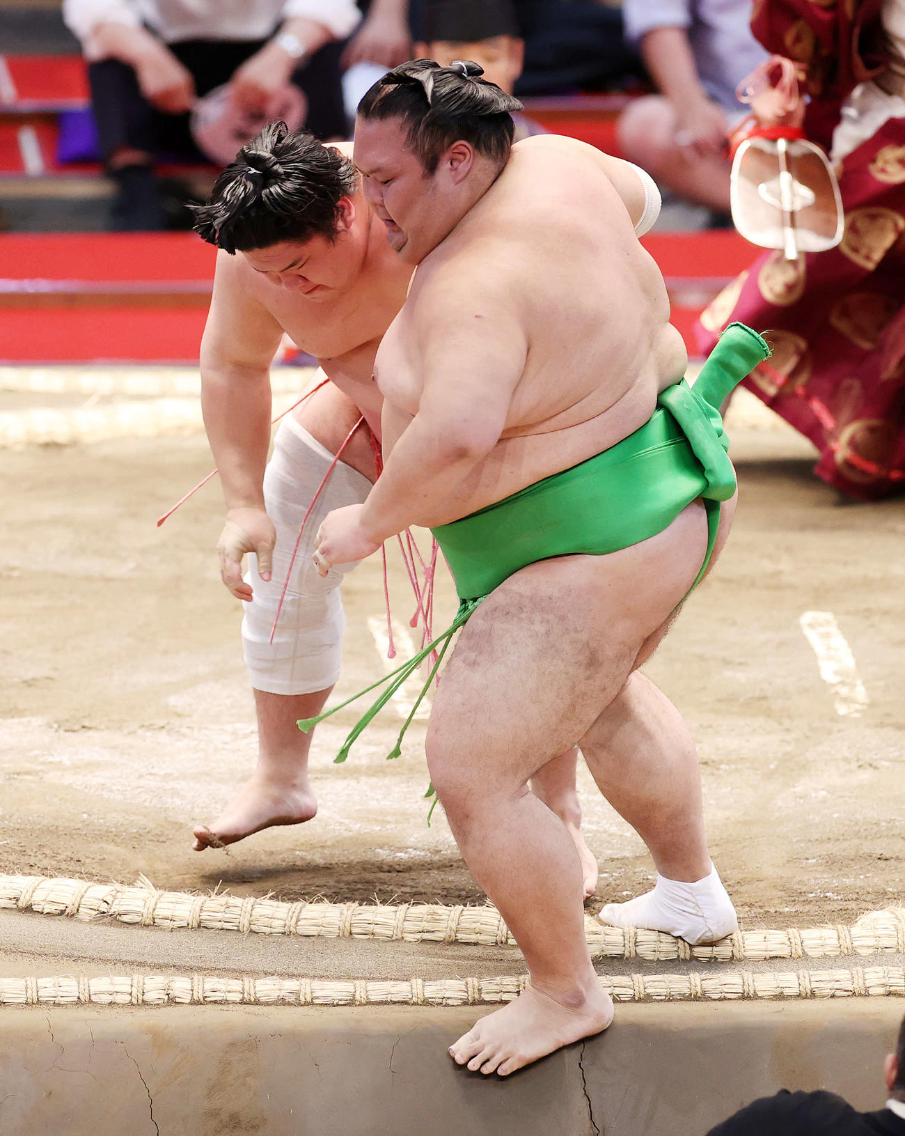 千代丸（左）を寄り切りで破る宇良（撮影・鈴木正人）