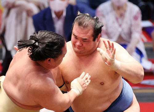 石浦（左）を激しく攻める千代の国（撮影・鈴木正人）