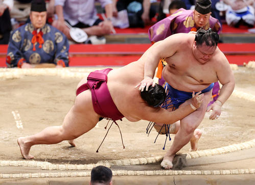 北勝富士（右）を寄り切りで破る御嶽海（撮影・鈴木正人）