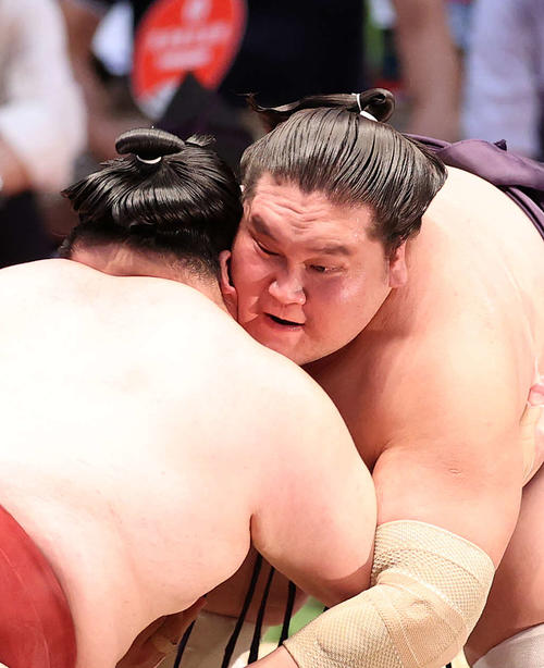 隆の勝（左）を攻める照ノ富士（撮影・鈴木正人）